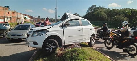 Motorista Dorme Ao Volante Invade Canteiro E Derruba Poste Na Av Jo O