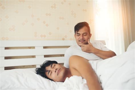 Couple Gay Amour Temps Sur Le Lit Photo Gratuite