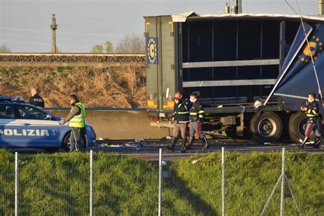 Incidente Autostrada A1 Oggi A Reggio Emilia Tamponamento Fra Tir