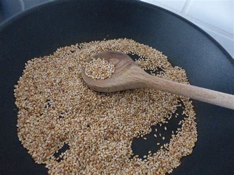 3 Best Ways to Toast Sesame Seeds | Organic Facts