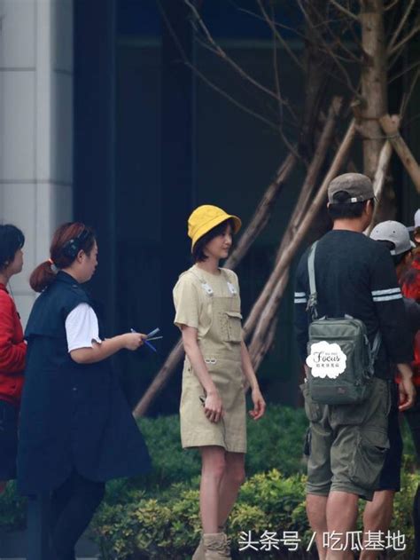 鄭爽新戲流出最新路透照，網友的關注不再是她的腿而是她的男助理 每日頭條