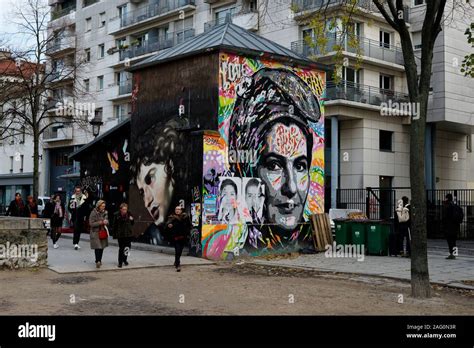 Una Grande Parete RITRATTO DI SIMONE VEIL Che Indossa Un Berretto