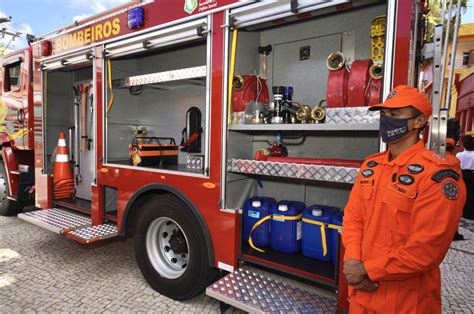 mais nove caminhões e viaturas Bombeiros reforçam combate a