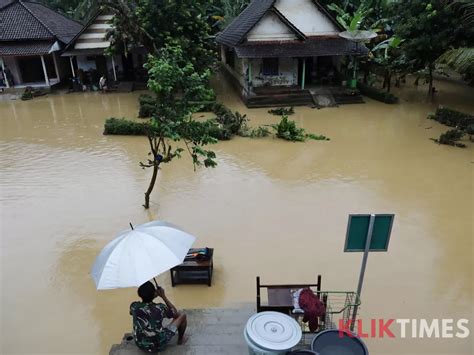 Air Masih Merendam Dusun Rowotrate Kabupaten Malang