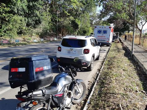 Motociclista Bate Em Traseira De Carro Parado Na Barreira Sanit Ria E