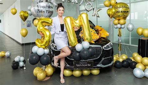 Hot Tiktoker Hu Nh Nh T U X Sang Mercedes Maybach S H N T N M Ng Tri U Ng I Theo D I