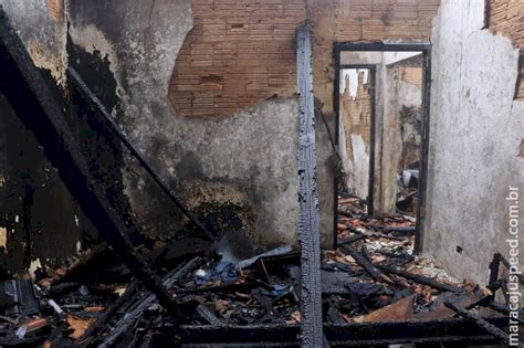 Mulher fica em estado grave após casa ser incendiada durante a