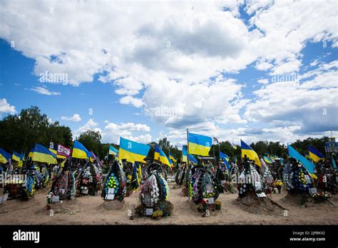 Gräber ukrainischer Soldaten im Krieg mit Russland auf einem