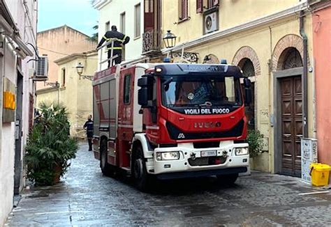 Cadono Calcinacci In Via De Castro Intervento Dei Vigili Del Fuoco A