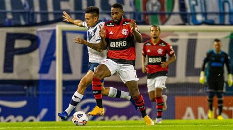 Flamengo vira sobre Vélez golaço de Arrascaeta e vence em estreia