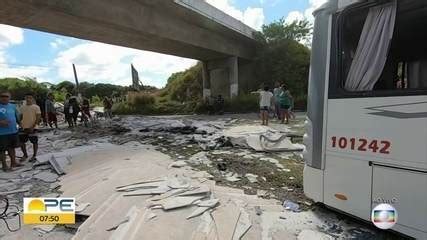 Vídeo Caminhão tomba em viaduto e carga de gesso atinge ônibus que