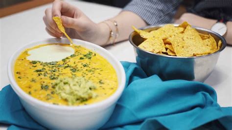 Esta salsa de queso para nachos te va a robar el corazón