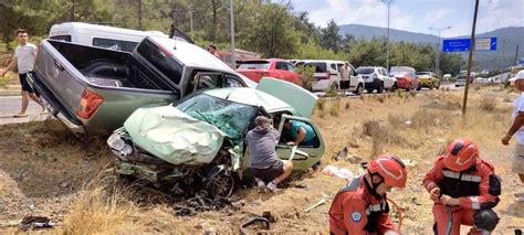 Muğla Bodrum da feci kaza Kamyonet karşı şeride geçerek otomobille