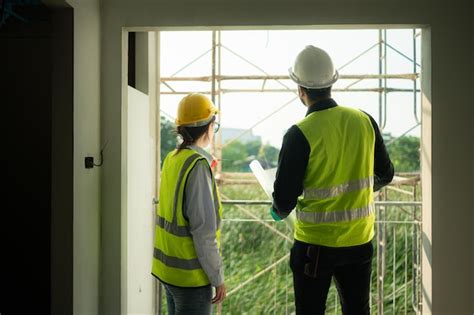 Engenheiro E Arquiteto Trabalhando No Canteiro De Obras Verificando