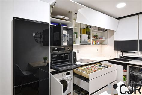 Cocina pequeña blanca dekton kairos en U con mesa CJR Cocinas CJR Santos