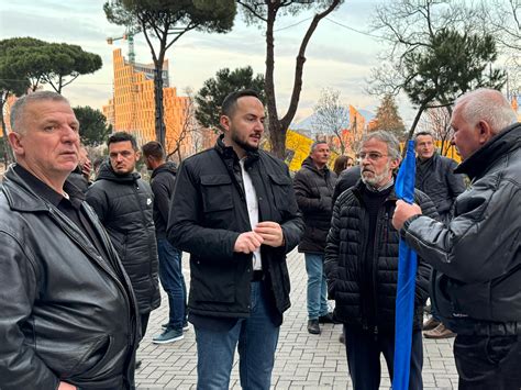 FOTO VIDEO Opozita gati për protestë para Kryeministrisë Ervin