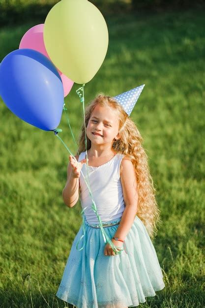 Feliz Cumplea Os En El Parque Una Ni A Se Divierte Con Globos Y Con