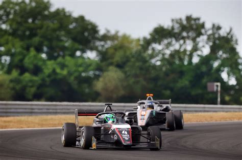 Hedley segura pressão de Rees e vence corrida 1 da GB3 em Snetterton