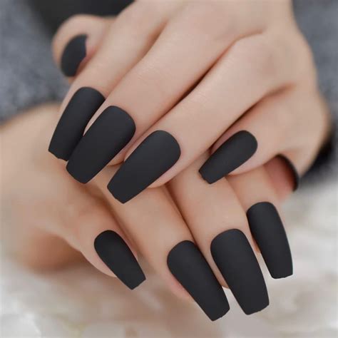 Uñas con esmalte negro como Kendall Jenner en los Emmy 2019