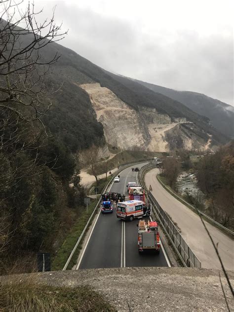 Incidente Flaminia Oggi Pauroso Schianto Tra Cagli E Cantiano Due Feriti