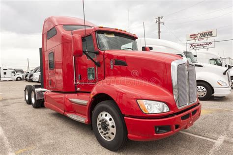 Nuevo Camión De Kenworth T680 Fotos de stock Fotos libres de regalías