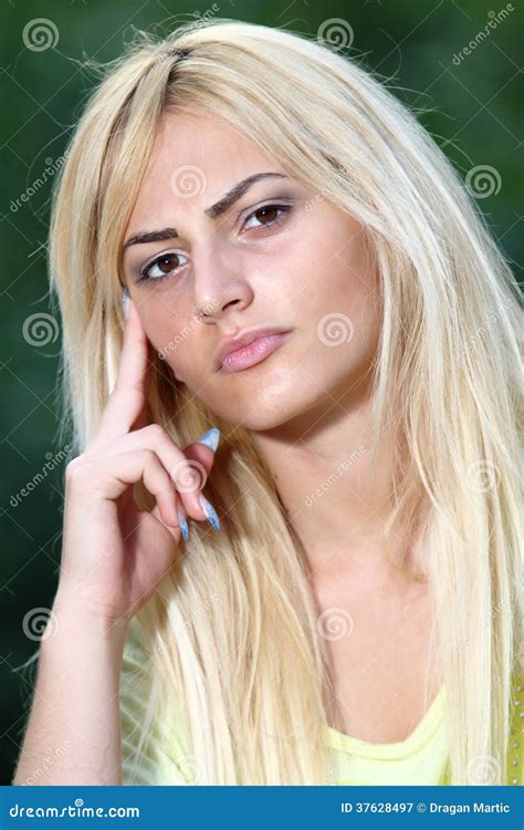 Blonde Atractivo Imagen De Archivo Imagen De Adultos
