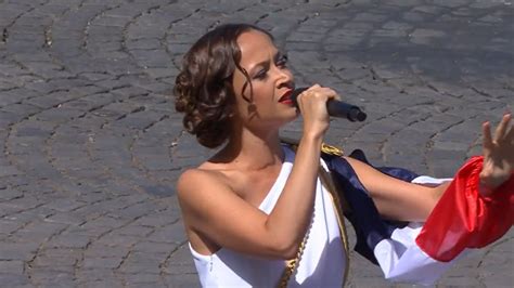 Défilé du 14 juillet Candice Parise interprète la Marseillaise