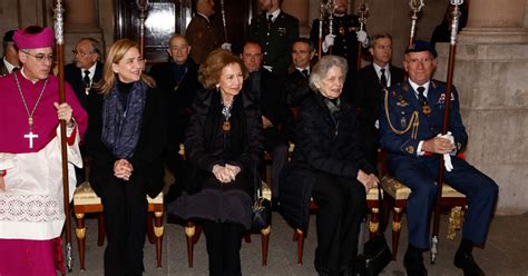 La reina Sofía recibe la medalla del Cristo de los Alabarderos