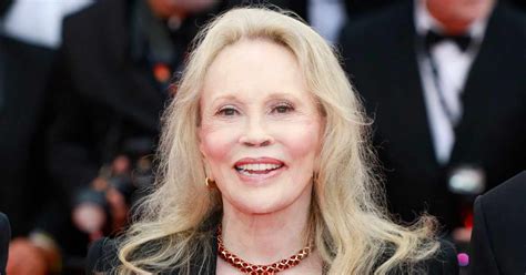 Faye Dunaways Net Worth (2025) - Parade