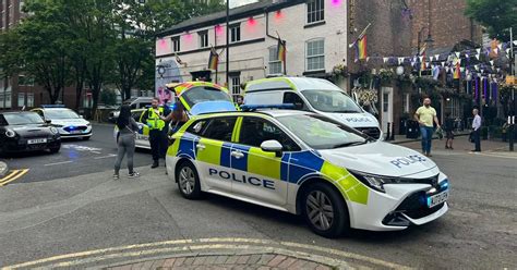 La police fait une descente dans un village gay et arrête un homme qui saigne après avoir