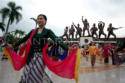 TARI GAMBYONG MASSAL PERINGATI HARI KARTINI ANTARA Foto