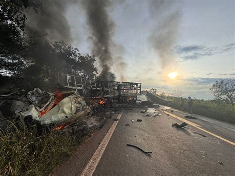 Acidente Entre Tr S Carretas E Carro De Passeio Resulta Em Duas Mortes