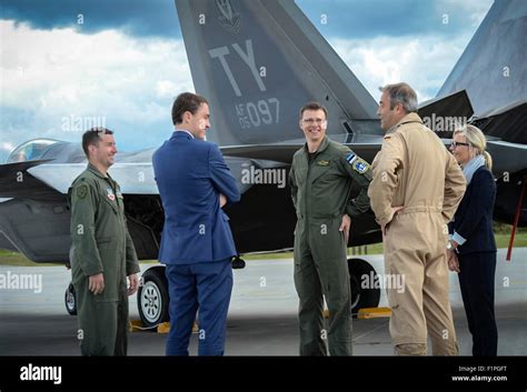 Le Lieutenant Colonel De L Us Air Force Daniel Lehoski Commandant Du