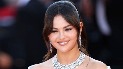 Selena Gomez Reacts To Cosmetic Surgery Speculation Entertainment Tonight