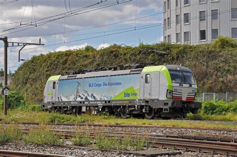 Vectron Re 475 410 mit einem Güterzug am 4 3 23 bei Einigen Bahnbilder de