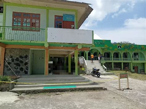 Jejak Darah Di Kompleks Masjid Penemuan Meninggalnya Warga Pesantren