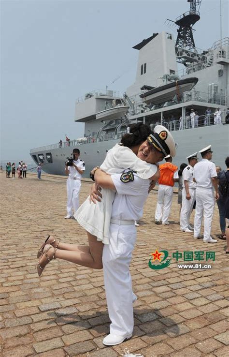 海軍第22批護航編隊返回青島，在碼頭上的感動瞬間 每日頭條