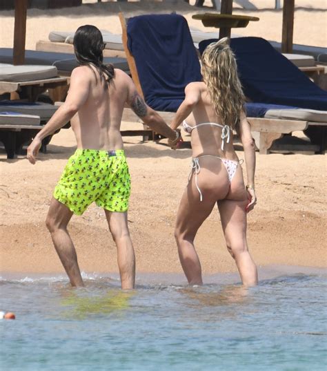 Agt S Heidi Klum Shows Off Her Bare Butt In Tiny Thong Bikini As She