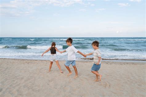 Foto Completa De Crian As Se Divertindo Na Praia Foto Gr Tis