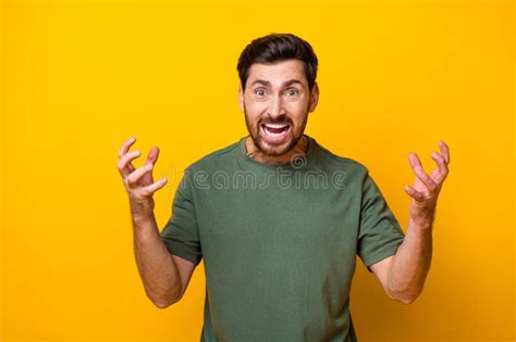 Foto De Un Hombre Furioso Y Furioso Vestido Con Una Camiseta Verde