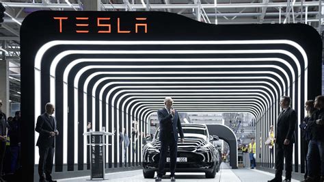 Tesla Er Ffnet Erste Fabrik In Europa Elon Musk Kam Zu Besuch