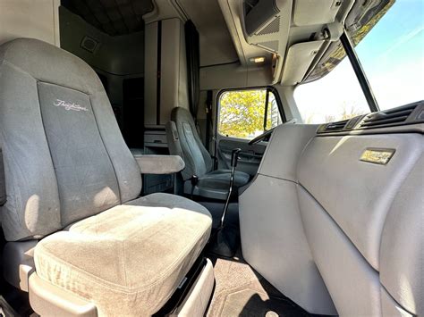 Used Freightliner Columbia Signature Series Sleeper Cat C