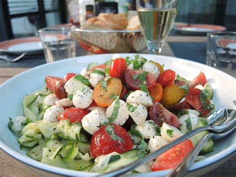 Zucchini Tomaten Salat Mit Mozzarella Chilirosen