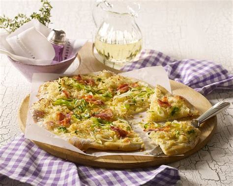 Flammkuchen Mit Sauerkraut Lauchzwiebeln Und Speck Rezept Lecker