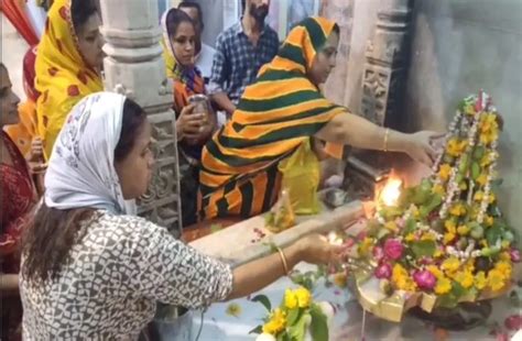 सावन का पहला सोमवार शिवमंदिरों में उमड़ी भक्तों की भीड़ धार्मिक