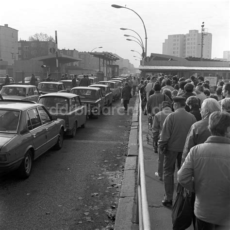 Ddr Bildarchiv Berlin Friedrichshain Menschenmassen Vor Dem