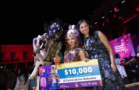 Desfilan Catrinas Y Catrines Frente A Palacio Municipal En El Festival