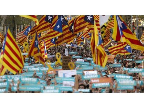 Tras La Intervención Una Multitud Exige Declarar La Independencia De Cataluña