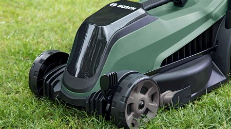 Sowing and Fertilising the Lawn | Bosch DIY
