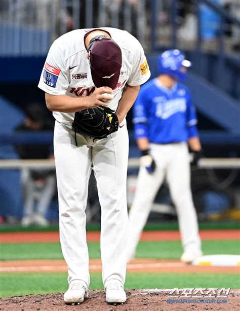 포토 사구 맞은 김헌곤에 사과하는 전준표 스포츠조선